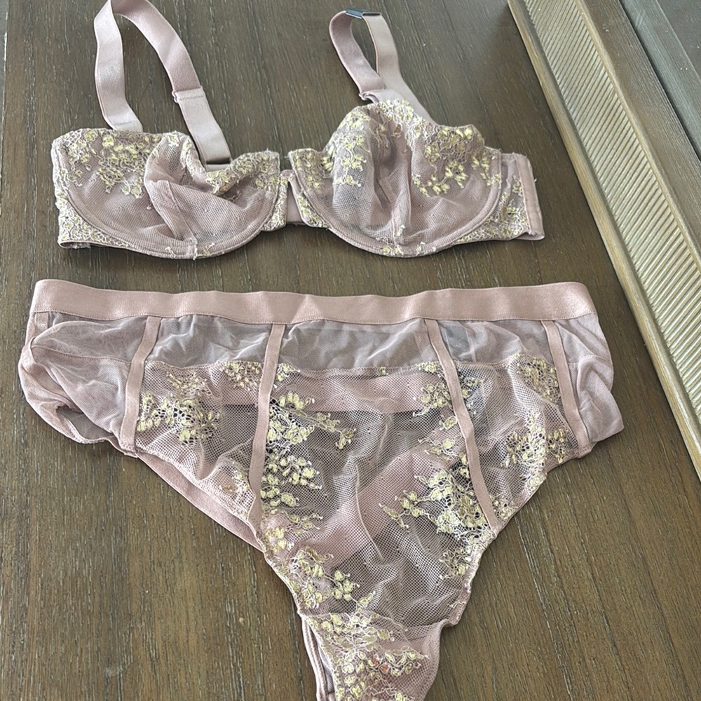 Victoria's Secret Pink Lace Underwire Bra